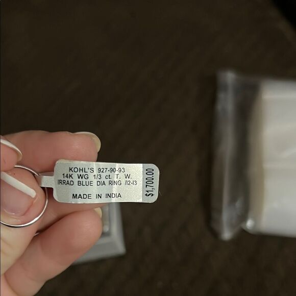 Elegant Silver and Blue Stone diamond Ring - Picture 4 of 9